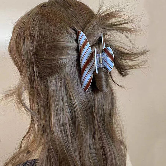 1pc Retro winter blue and brown striped hair claw, high-end niche back-of-head shark clip, minimalist elegant bun hair clip.