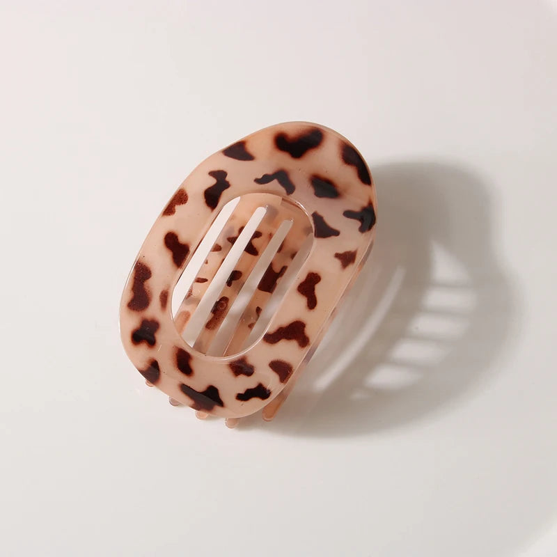 Fashion Oval Flat Hair Clips for Women New Design Leopard Large Flat Round Claw Clip French Acrylic Lying Down Hair Accessories