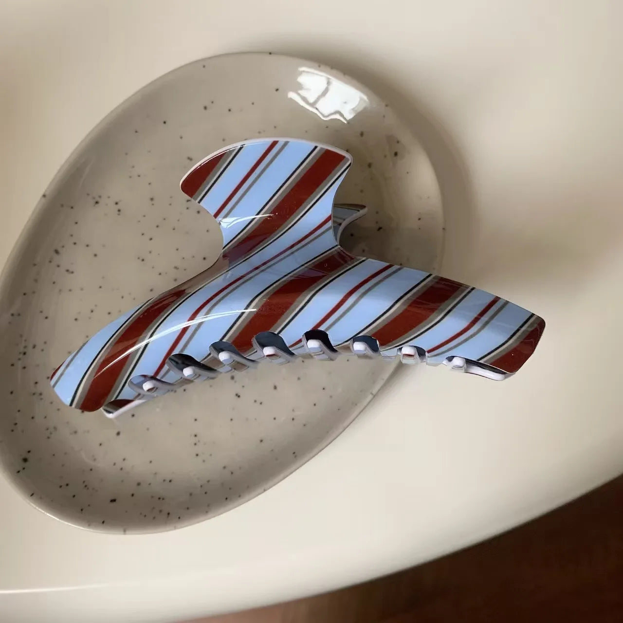 1pc Retro winter blue and brown striped hair claw, high-end niche back-of-head shark clip, minimalist elegant bun hair clip.