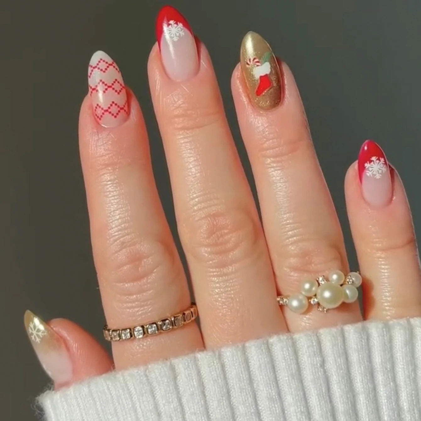 24PCS Red French Pointed Nails Christmas Fake Nails With Snowflake Christmas Hat Design, Artificially Adhered To The Nails