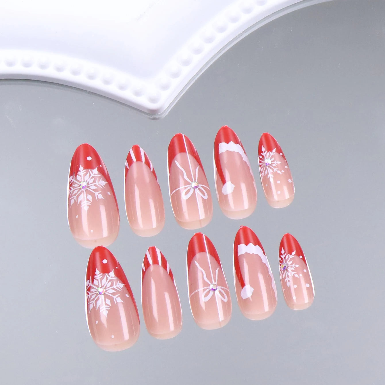 24PCS Red French Pointed Nails Christmas Fake Nails With Snowflake Christmas Hat Design, Artificially Adhered To The Nails